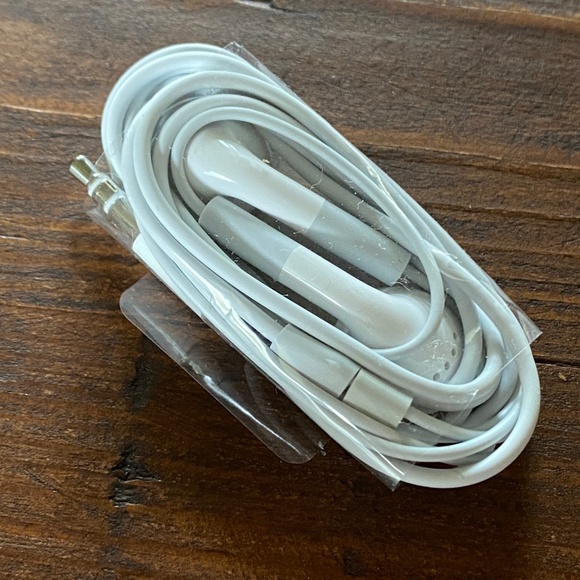 5 for $15 🦋 APPLE | Wired Earbuds NWT, Never Used - Picture 4 of 4